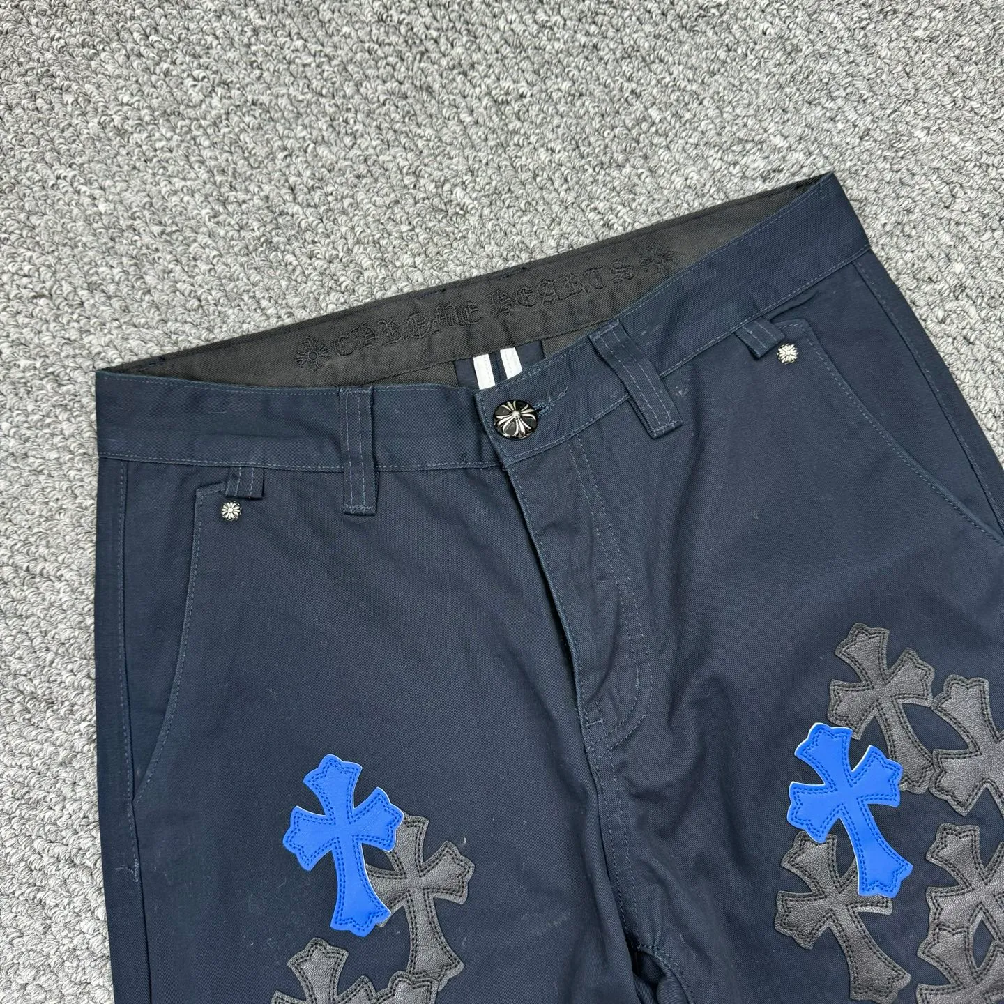 P260 model number: H852 ChromeHearts & ChromeHearts Black Basket Casual Pants Jeans Original hardware accessories washed and other hanging tags, QR code analysis is from the original factory, high degree of restoration, you are welcome to compare with a certain product ~ Three-dimensional version Loose and comfortable, not picky about body shape Make you taller and slimmer Seiko factory Original quality control Same style for men and women Can be matched with couples Versatile recommendation Necessary jeans for all seasons Hipsters have been disappointed From the quality selection of fabrics, the tailoring of details, and the matching of patterns, everything is impeccable! The upper body is so handsome when worn...it can be easily worn by men, women and children! The craftsmanship is made of heavy-duty washed pure cotton denim fabric. After washing, it is soft and thick. It is very stylish when worn on the body. Size: 28, 30, 32, 34, 36 (S-XXL) Color: Navy Blue